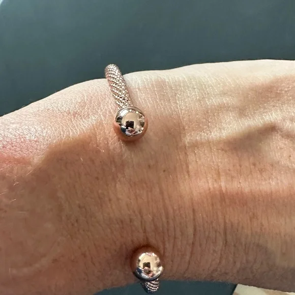 Textured single cuff bangle rose gold color - Picture 2 of 3